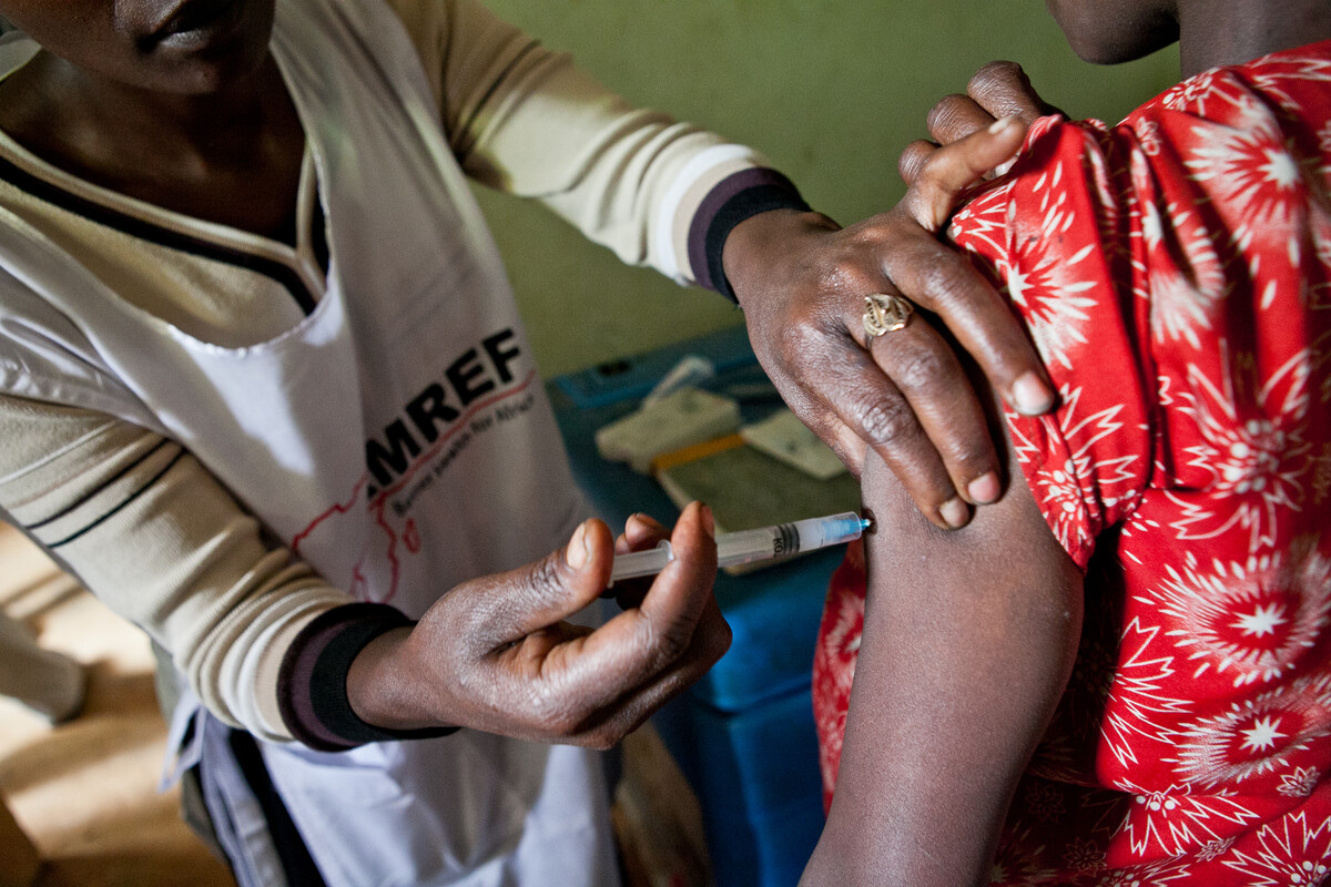 ods objetivo 3 aniversario amref salud africa vacuna
