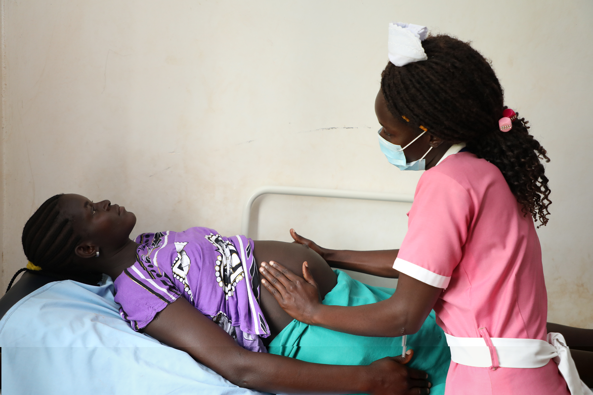 matrona y paciente hospital sudan del sur amref